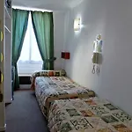 La Fontaine Hotel *