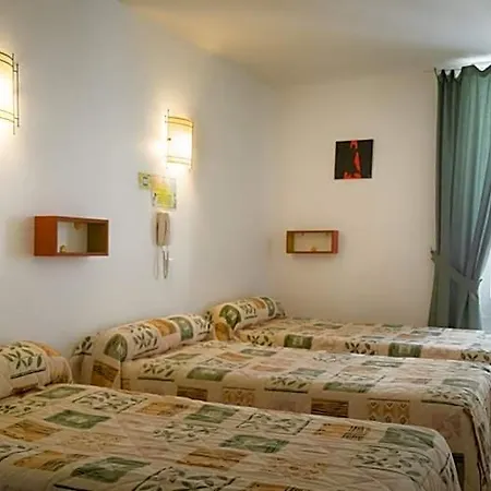 La Fontaine Hotel *
